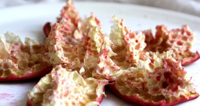 Pomegranate skin to treat worms