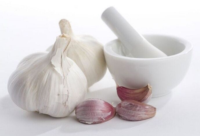 Garlic is a folk remedy for worms in adults