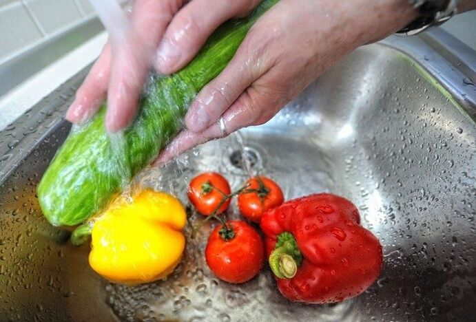 To avoid parasitic infections, it is necessary to wash vegetables before eating.